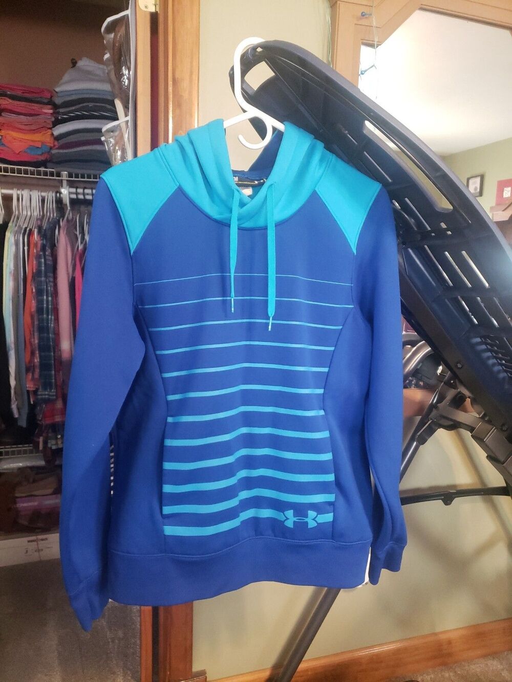 WOMAN'S UNDER ARMOR HOODED BLUE SWEATSHIRT SEMI-FITTED SIZE:M *WORN ONCE*